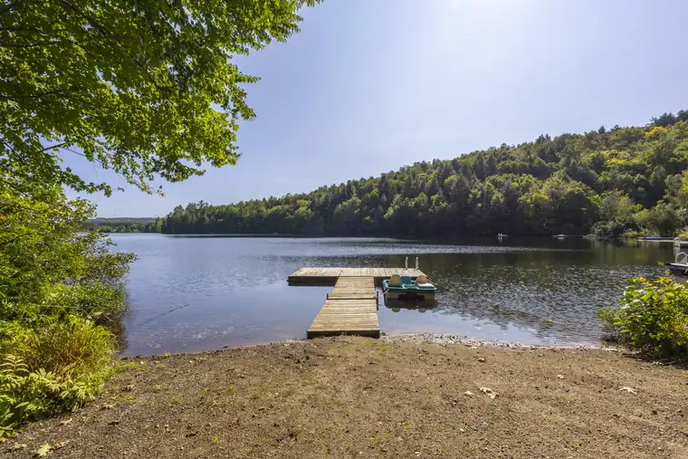 Quai privé sur un lac bordé de forêt